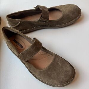 NWOT Clark’s Collection Tamitha Aster Suede Mary Jane flats Olive Green 9.5